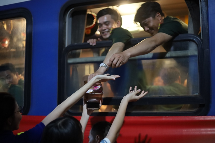 Đoàn tàu Thống nhất đưa các khối diễu binh ra miền Bắc: Lưu luyến, xúc động phút chia tay